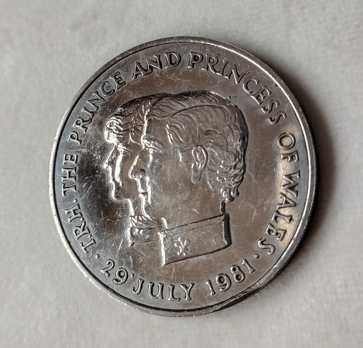 チャールズ皇太子・ダイアナ妃 御成婚記念コイン T.R.H THE PRINCE AND PRINCESS OF WALES・29’ JULY 1981 エリザベス2世 10ルピー _画像2