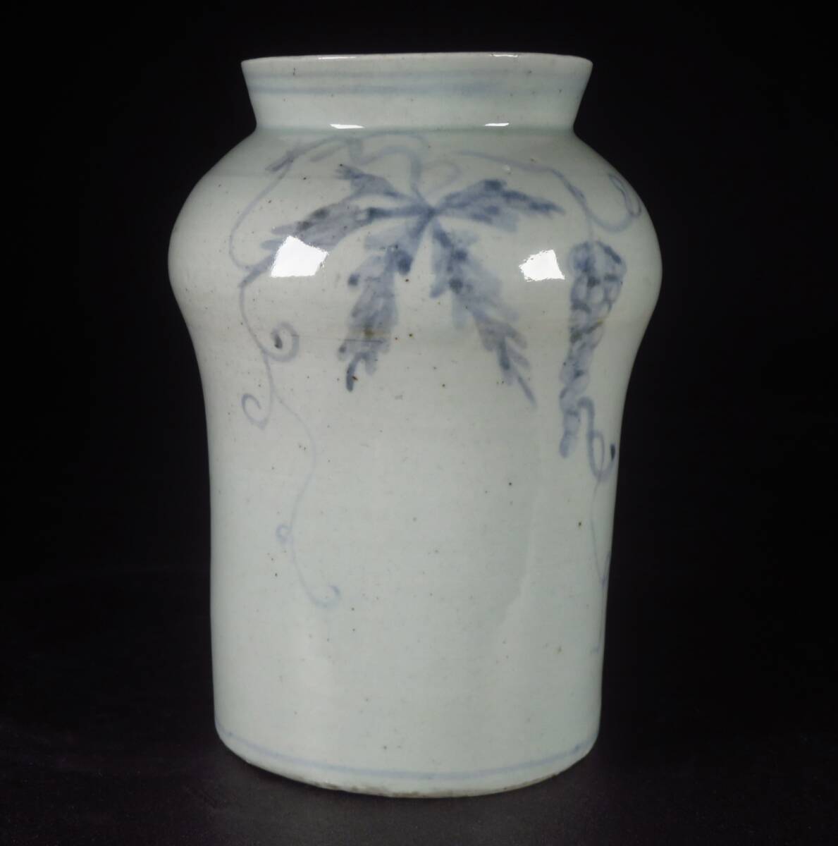 【SAKURAYA】朝鮮古美術【李朝 白磁 染付葡萄文花瓶】壷 壺 朝鮮古陶磁 時代 高麗 韓国 茶道具 分院 古作 骨董品 古美術品 高さ21cm_画像3