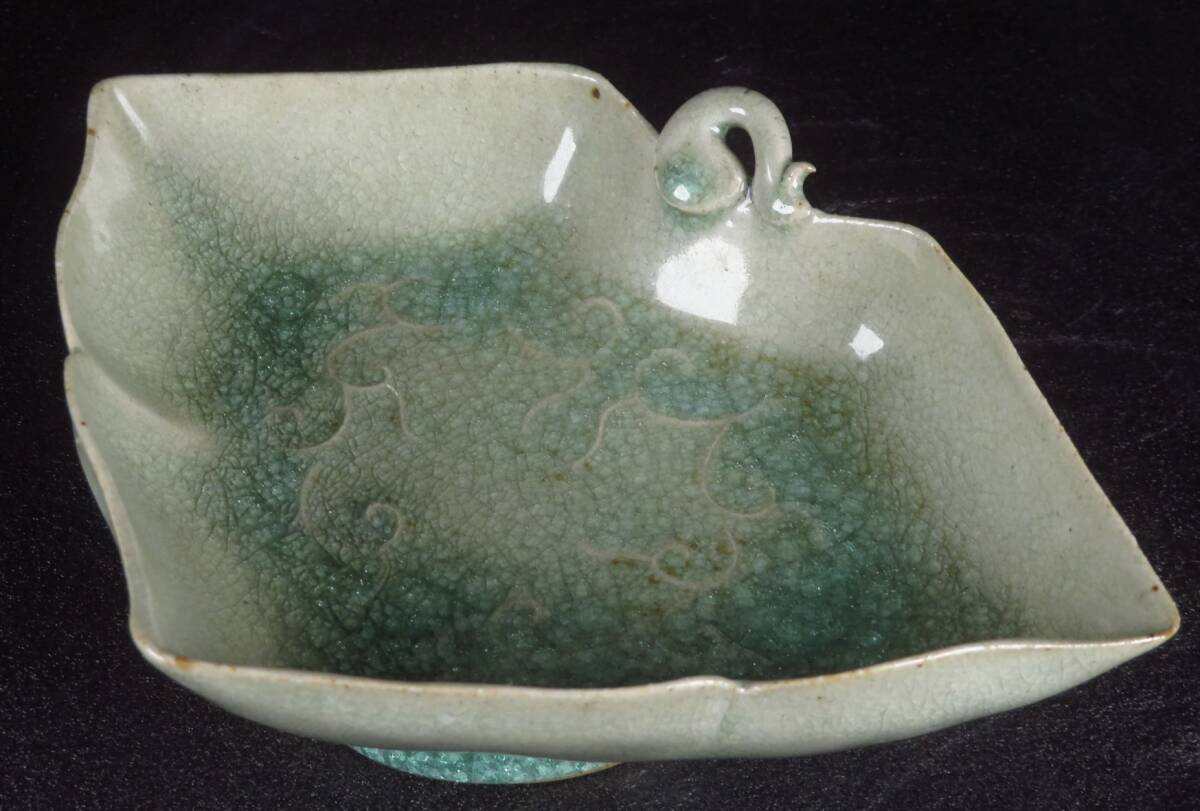 【SAKURAYA】江戸時代 尾張徳川家への献上品 御深井焼 葵葉形皿 向付 青磁 小皿 茶道具 希少品 時代 骨董品 古美術品 全長17cm_画像2