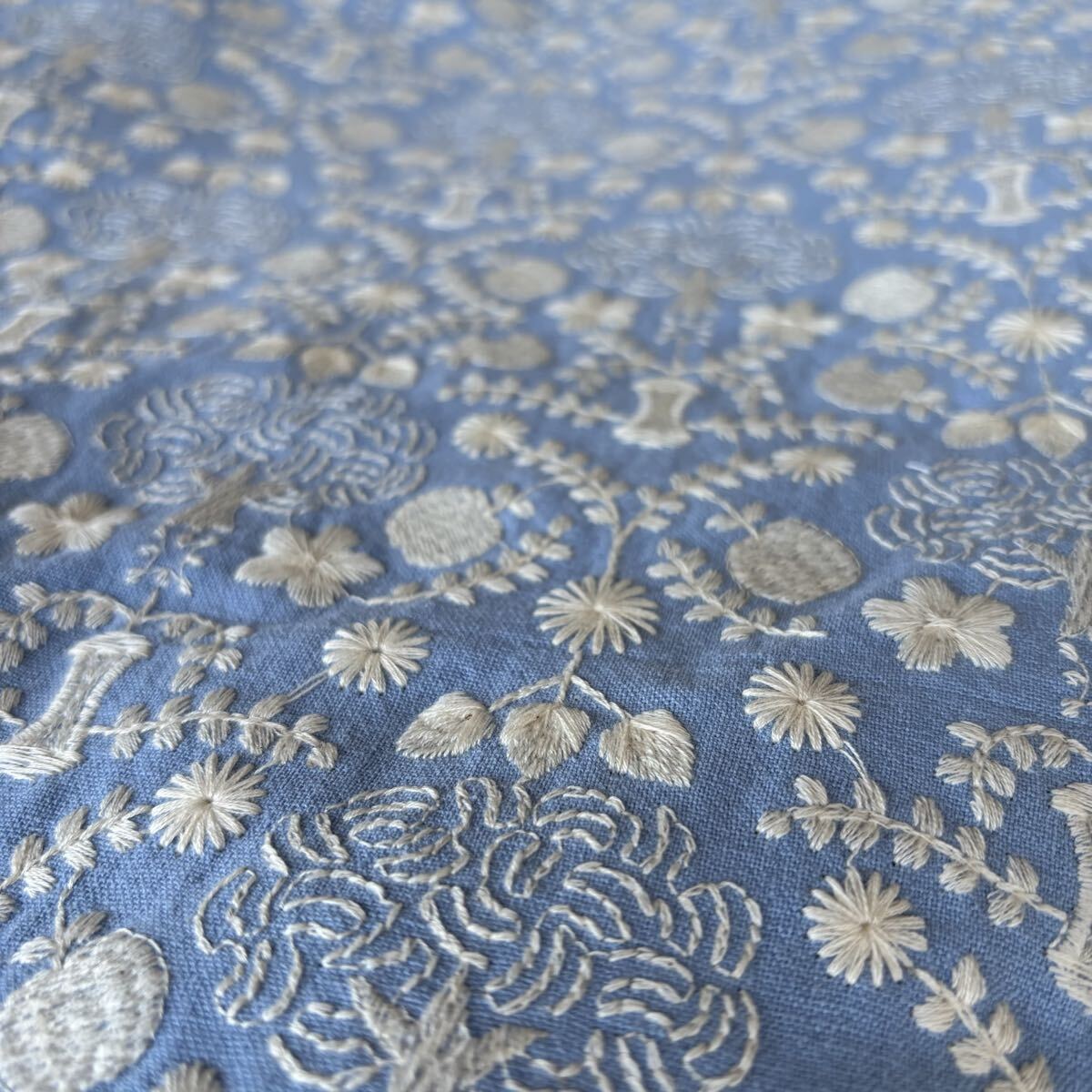 中厚コットンリネン水色りんごの木の刺繍生地ハギレ布_画像3