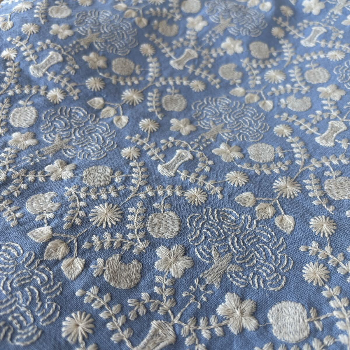 中厚コットンリネン水色りんごの木の刺繍生地ハギレ布_画像4