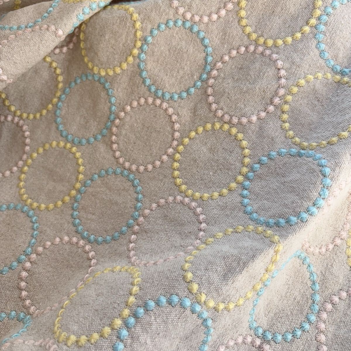 新仕様　生成色コットンリネン地カラフル丸刺繍生地ハギレ布_画像1