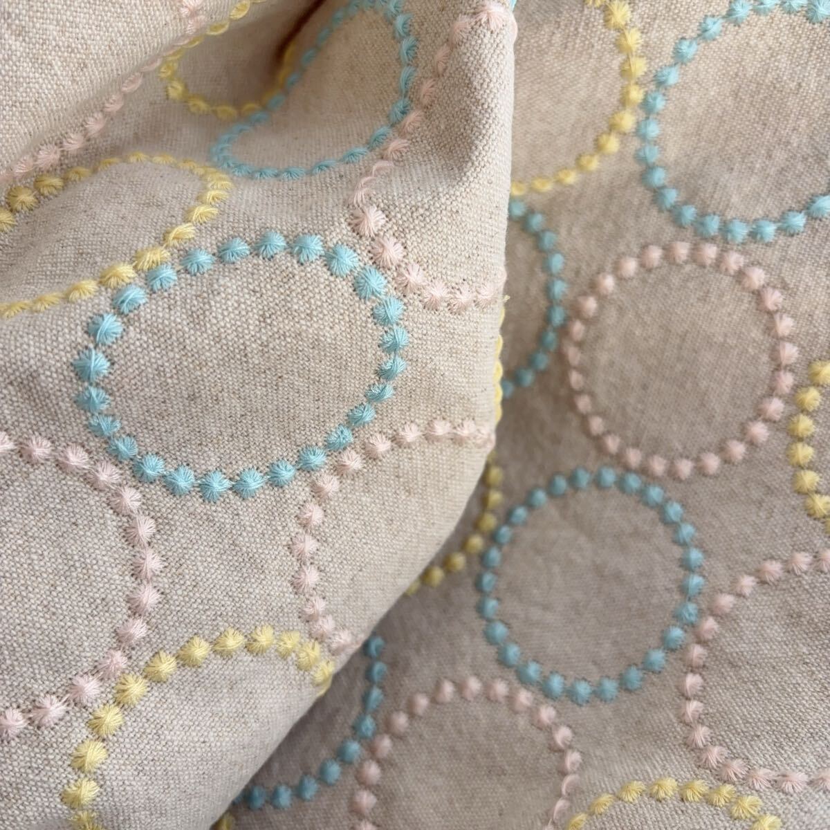 新仕様　生成色コットンリネン地カラフル丸刺繍生地ハギレ布_画像2