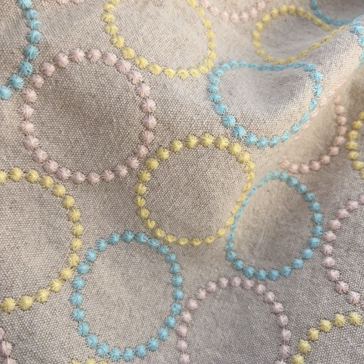 新仕様　生成色コットンリネン地カラフル丸刺繍生地ハギレ布_画像3