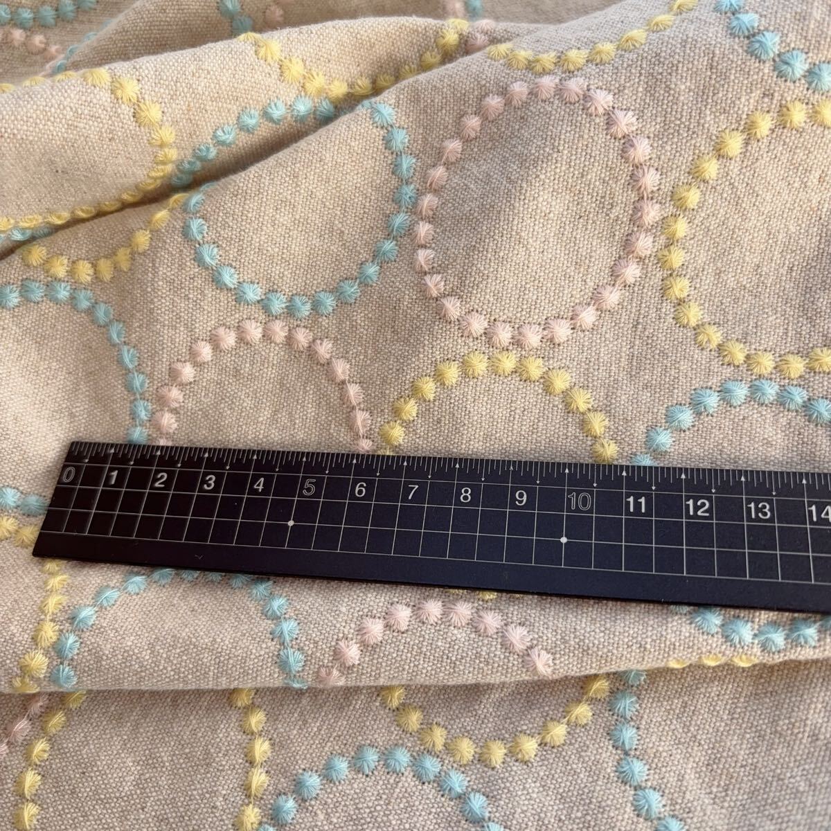 新仕様　生成色コットンリネン地カラフル丸刺繍生地ハギレ布_画像4