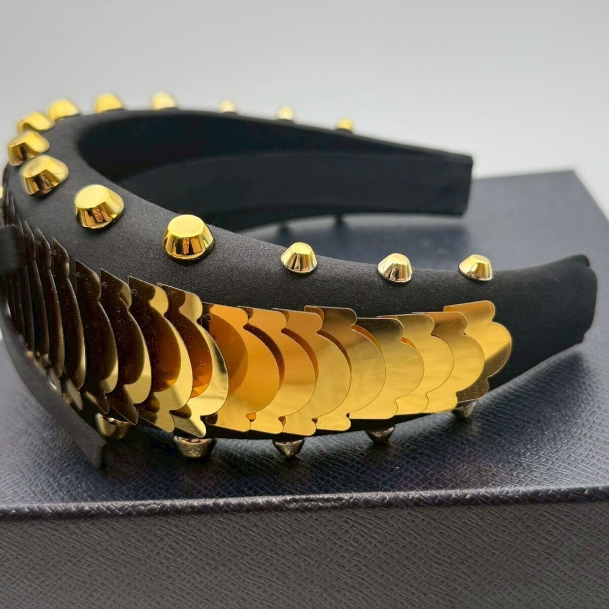 [ супер супер редкий * не использовался хранение товар ]PRADA Prada лента-ободок napa кожа атлас лента Gold заклепки украшен блестками аксессуары для волос 