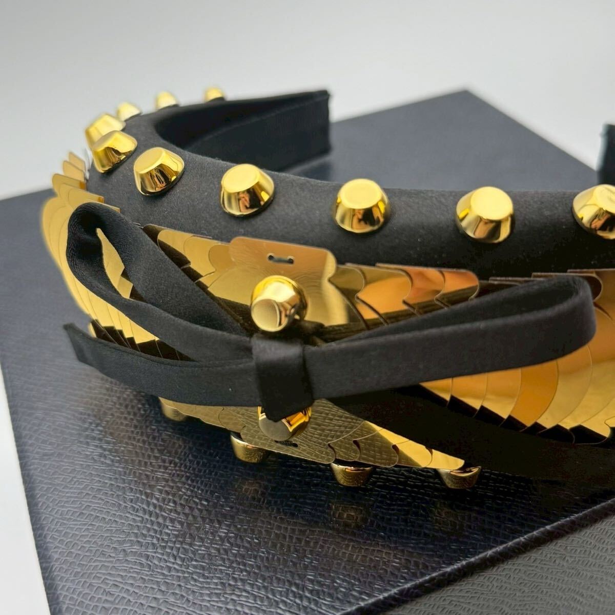 [ супер супер редкий * не использовался хранение товар ]PRADA Prada лента-ободок napa кожа атлас лента Gold заклепки украшен блестками аксессуары для волос 