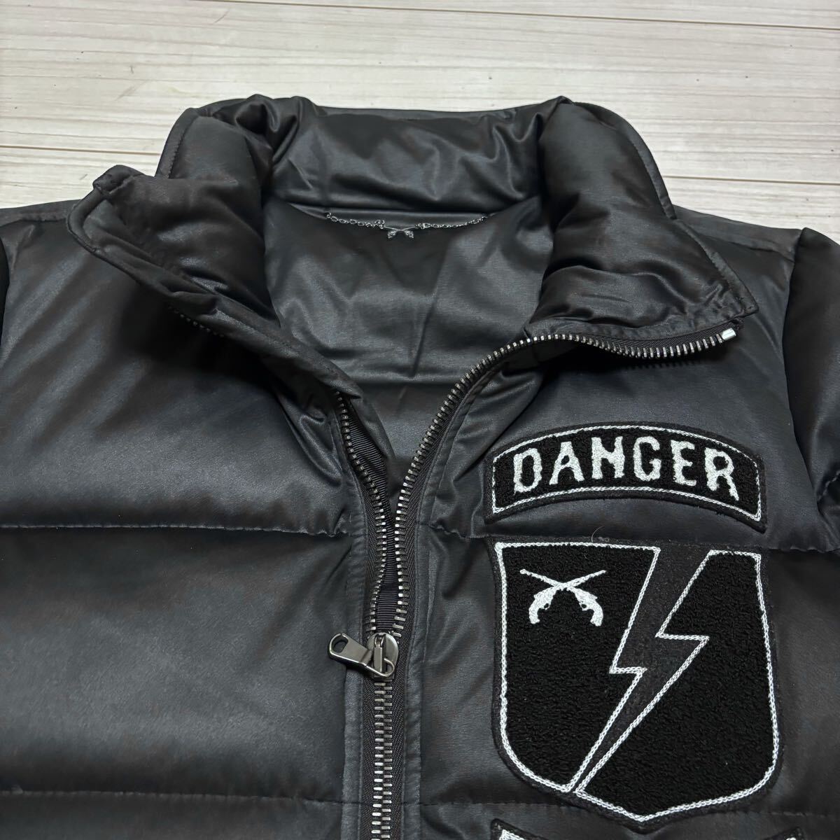 良品■roar ロアー■ダウンジャケット ２丁拳銃 マットサテン ストレッチ 2 M ブラック コンチョボタン チェーンハンガーループ ワッペン_画像3