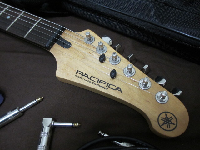 即決！送料無料！！YAMAHA / PACIFICA311H VW （ヴィンテージホワイト）小型ギターアンプ　エフェクターのセット（おまけつき）_画像3