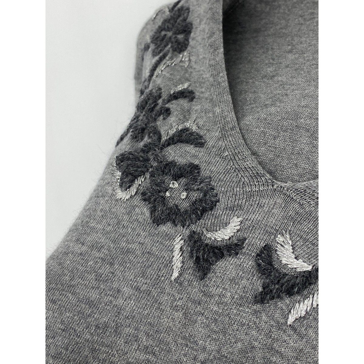 B0487/極美品 SCAPA スキャパ コットン アンゴラ Vネック 刺繍 デザイン 七分袖 長袖 ニット リブ セーター 36 S程 灰色 レディース_画像4