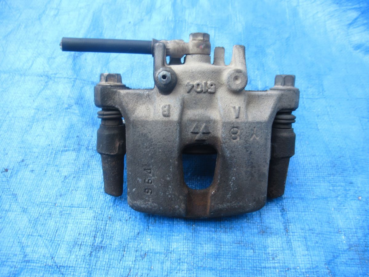 11-2-1　　ミニキャブ U61T U62T 　フロントブレーキキャリパー 　左　　　//　 U61V U62V_画像1
