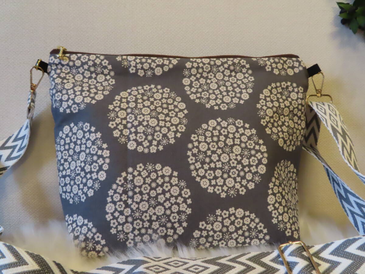 37　ハンドメイド　マチ　広め　舟型　ショルダーバッグ　調整付き　軽量　北欧　グレー　柄　プリント_画像6