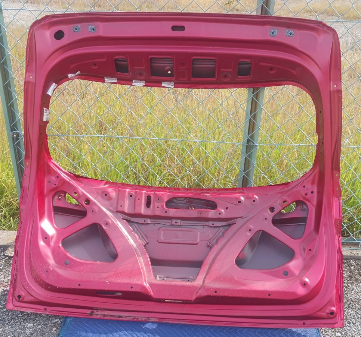 令和2年式RU3ホンダヴェゼルバックドアリヤゲートけっこう優良中古品小凹み1ヵ所と小キズ程度R565M_画像8