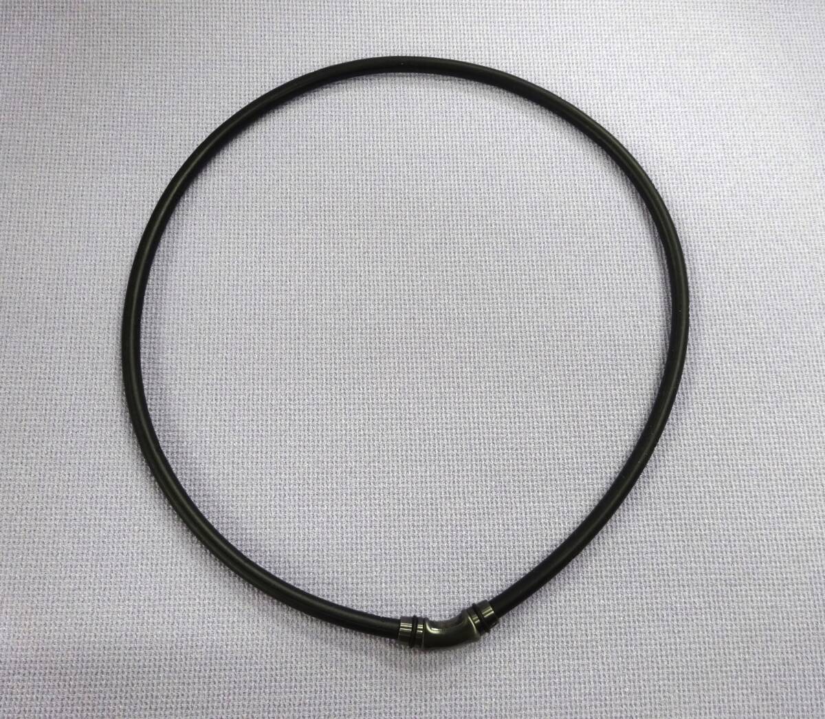 (M-932) コラントッテ Colantotte ブラック クレスト 磁気ネックレス 長さ約52㎝ ネックレス 肩こり 血流 健康 アクセサリー中古 _画像1