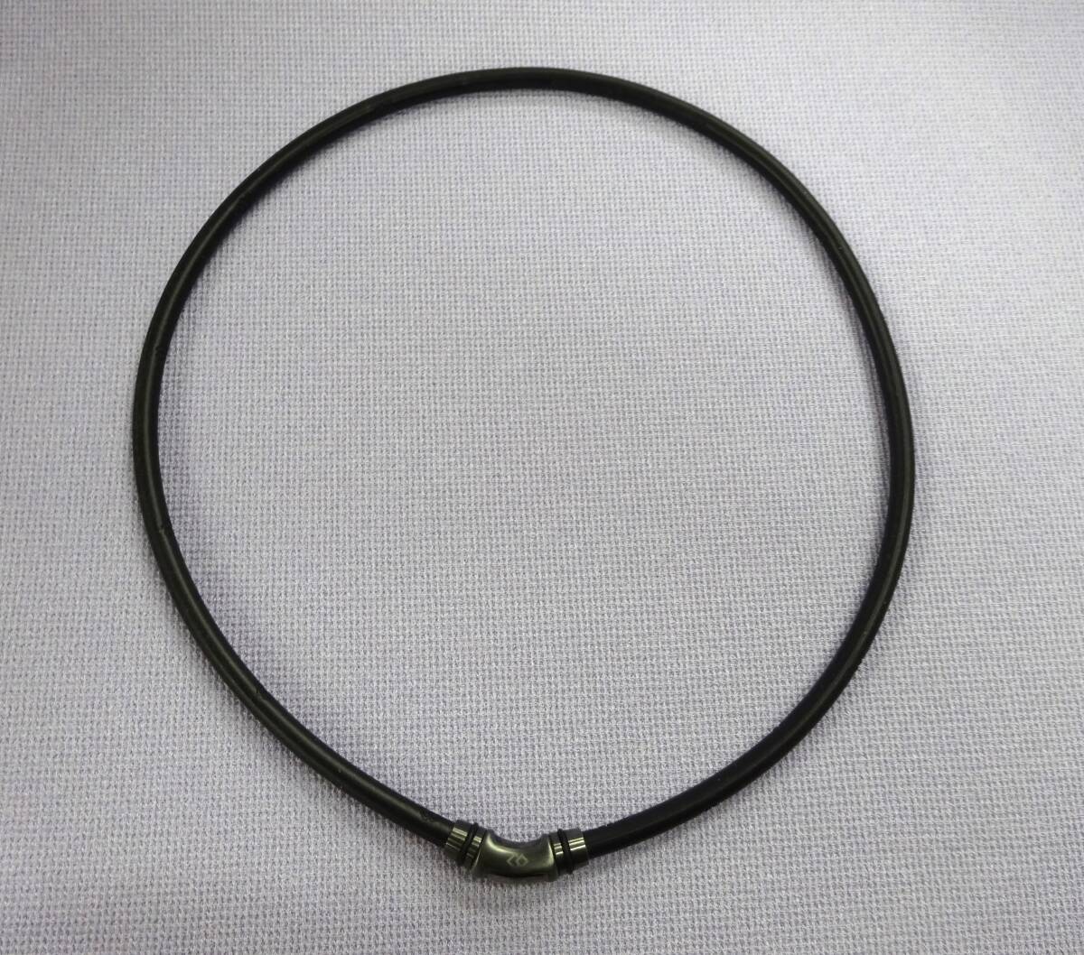 (M-932) コラントッテ Colantotte ブラック クレスト 磁気ネックレス 長さ約52㎝ ネックレス 肩こり 血流 健康 アクセサリー中古 _画像2