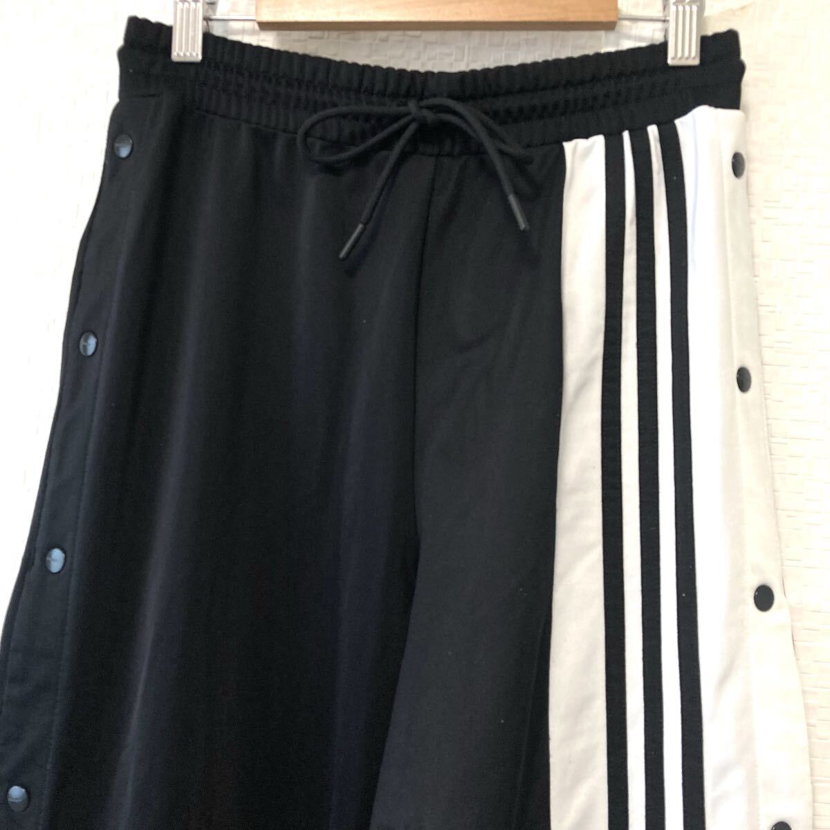 バスケやスポーツシーンに！【adidas】アディダス アディブレイク ジャージ パンツ サイドボタン 運動 練習 ブラック メンズ M/Y37775UU_画像4