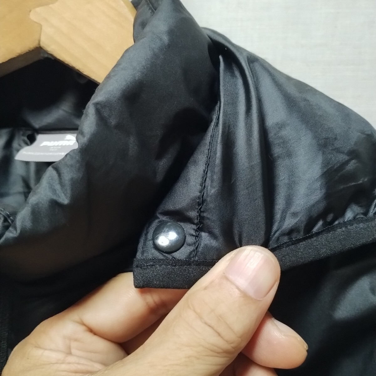 全国送料無料 ほぼ新品 プーマPUMA子供服キッズ黒色フード脱着可能 中綿冬物スポーツジャケット160_画像3