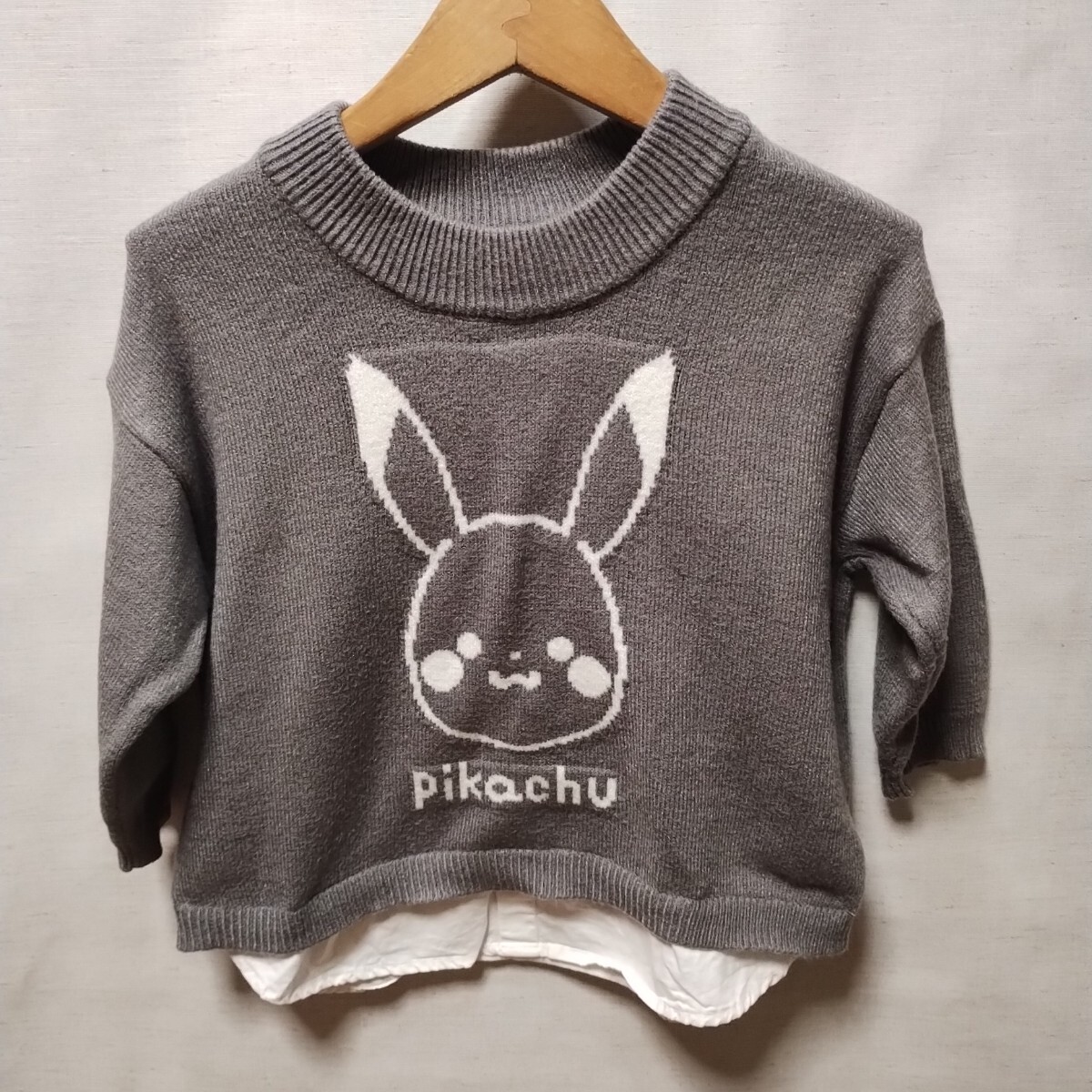 全国送料無料 モンポケ monpoke 子供服キッズベビー男＆女の子 ピカチュウ柄グレー色レイヤード重ね着風ニットセーター90_画像1