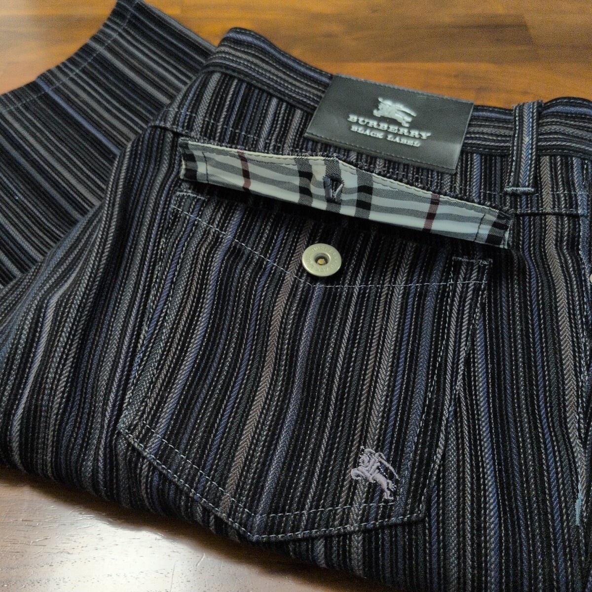 【美品】BURBERRY BLACKLABEL バーバリーブラックレーベル コーデュロイストレッチ　4マルチカラーストライプデニム　サイズ82　ブラック_画像1