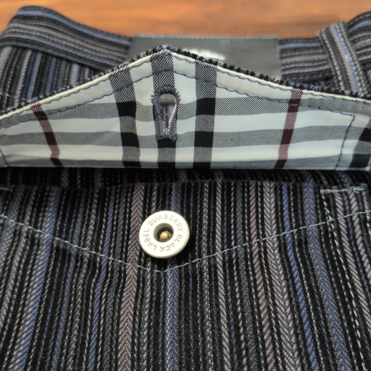 【美品】BURBERRY BLACKLABEL バーバリーブラックレーベル コーデュロイストレッチ　4マルチカラーストライプデニム　サイズ82　ブラック_画像2