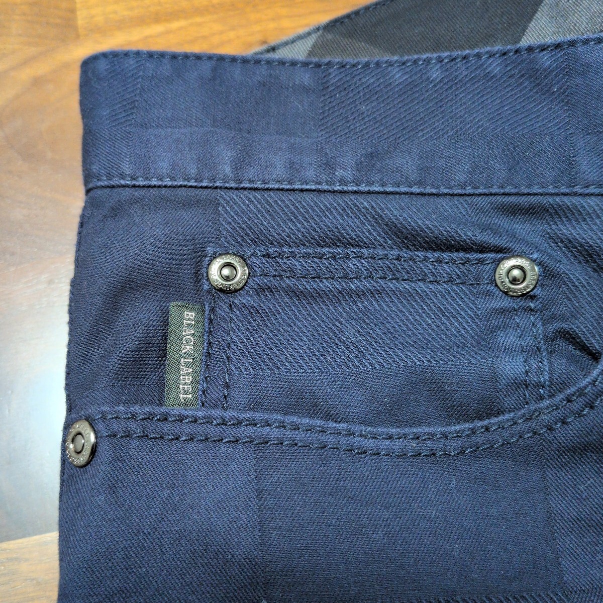 【極美品】CRESTBRIDGE BLACKLABE クレストブリッジブラックレーベル ストレッチデニム　シャドーチェック柄仕様 サイズ85（LＬ）ネイビー_画像8