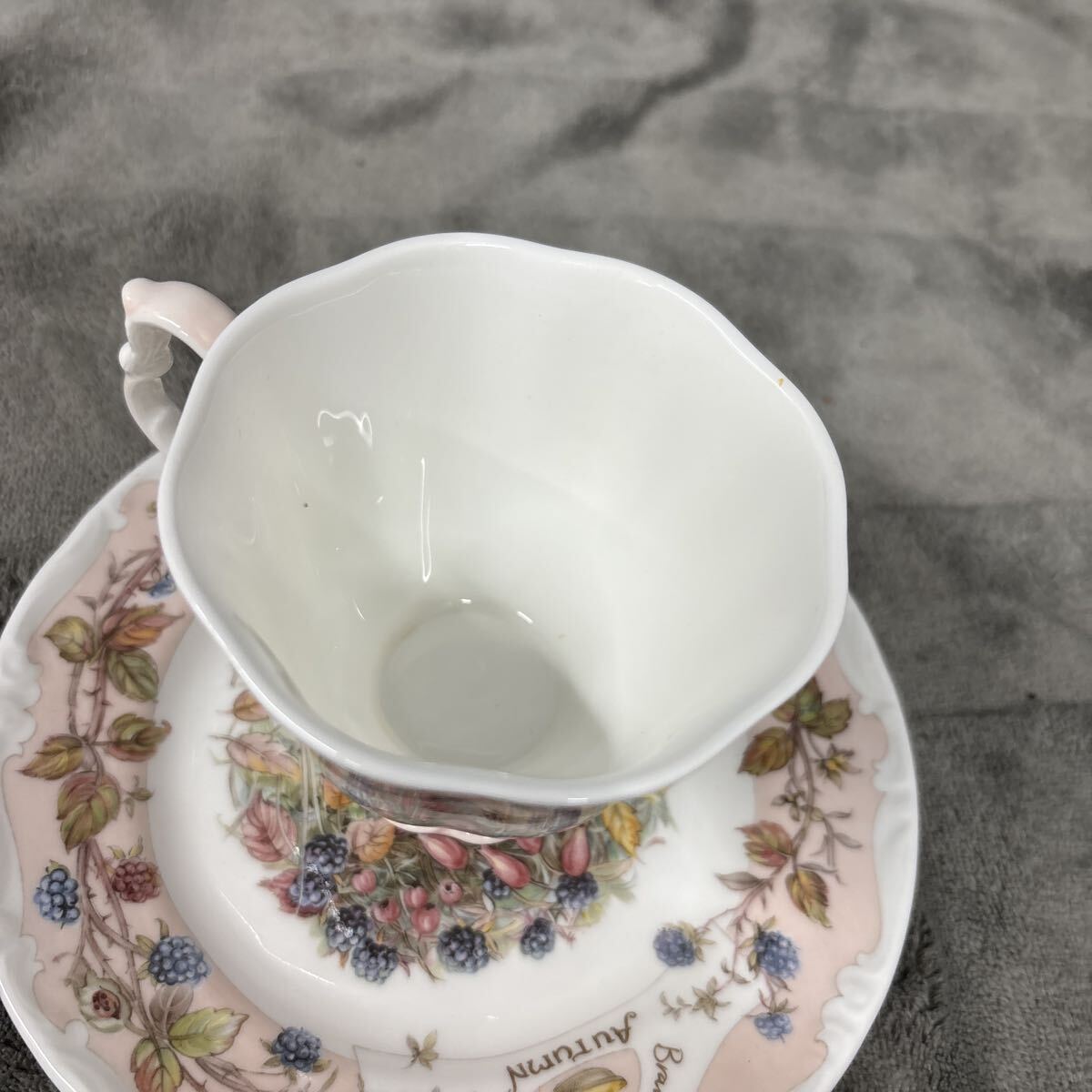 ロイヤルドルトン　ブランブリーヘッジ　秋　Autumn 　トリオ　　四季　中古　保管品_画像3