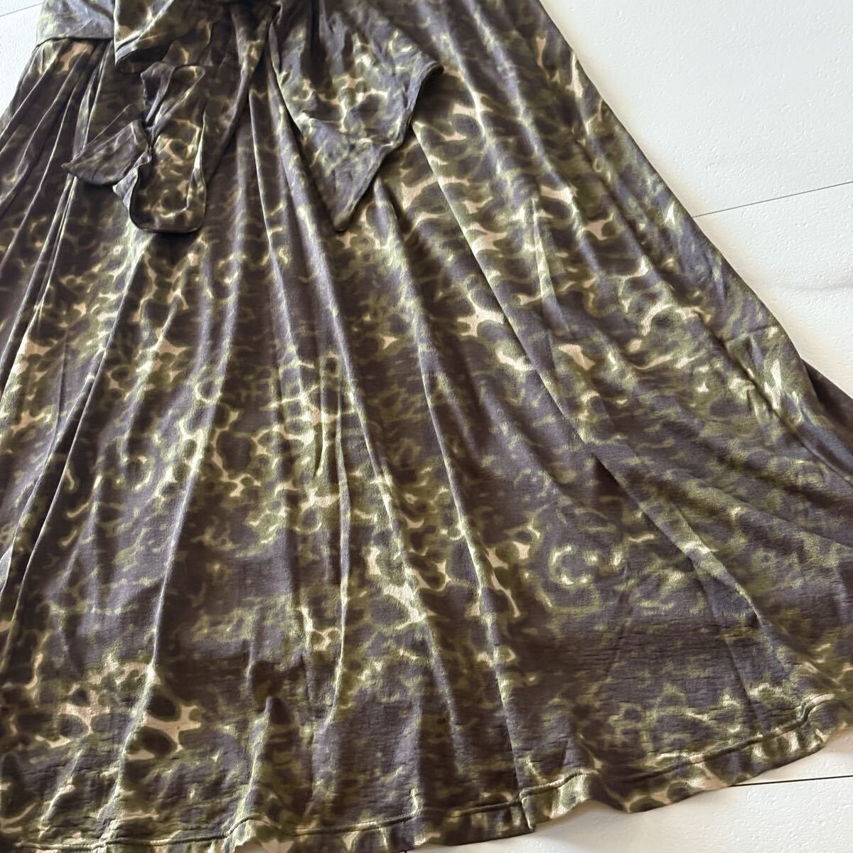 マックスマーラ　MAX MARA 白タグ　Aライン　ヒョウ柄　スカート　ロング　42サイズ　大きいサイズ　カーキ系　アースカラー_画像2