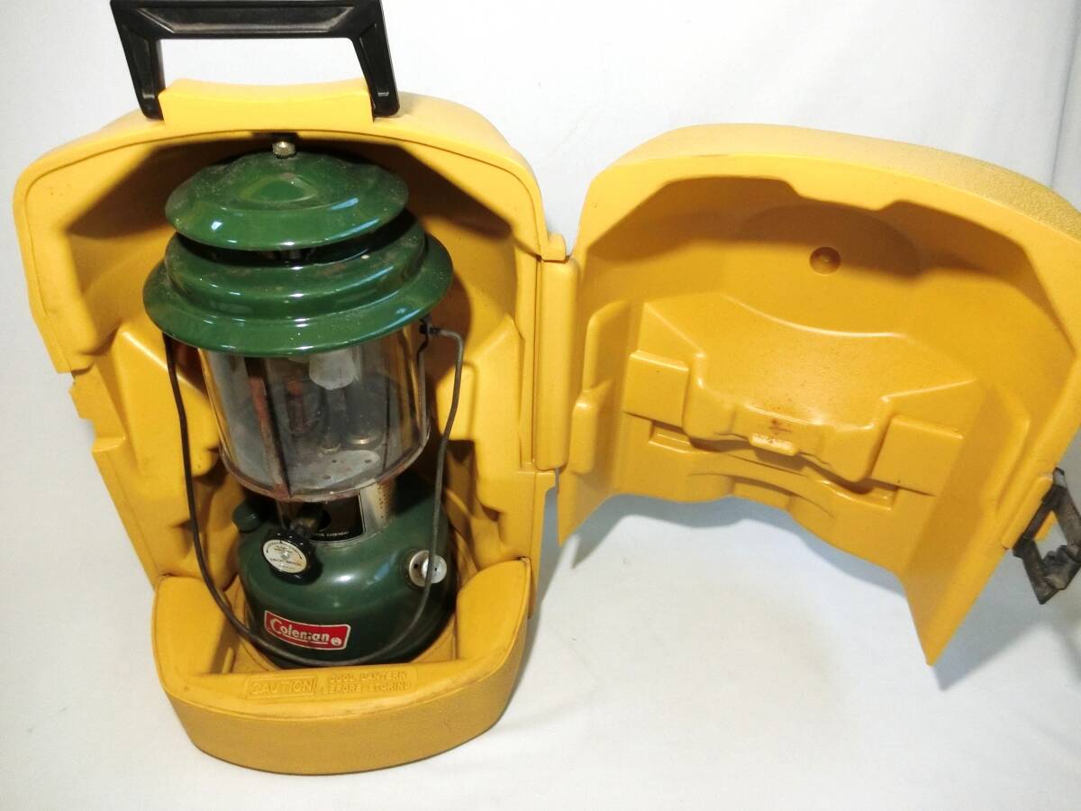 アメリカ ヴィンテージ Coleman コールマン ランタン MODEL220J キャリーケース付き アウトドア キャンプ 現状品 動作未確認_画像1