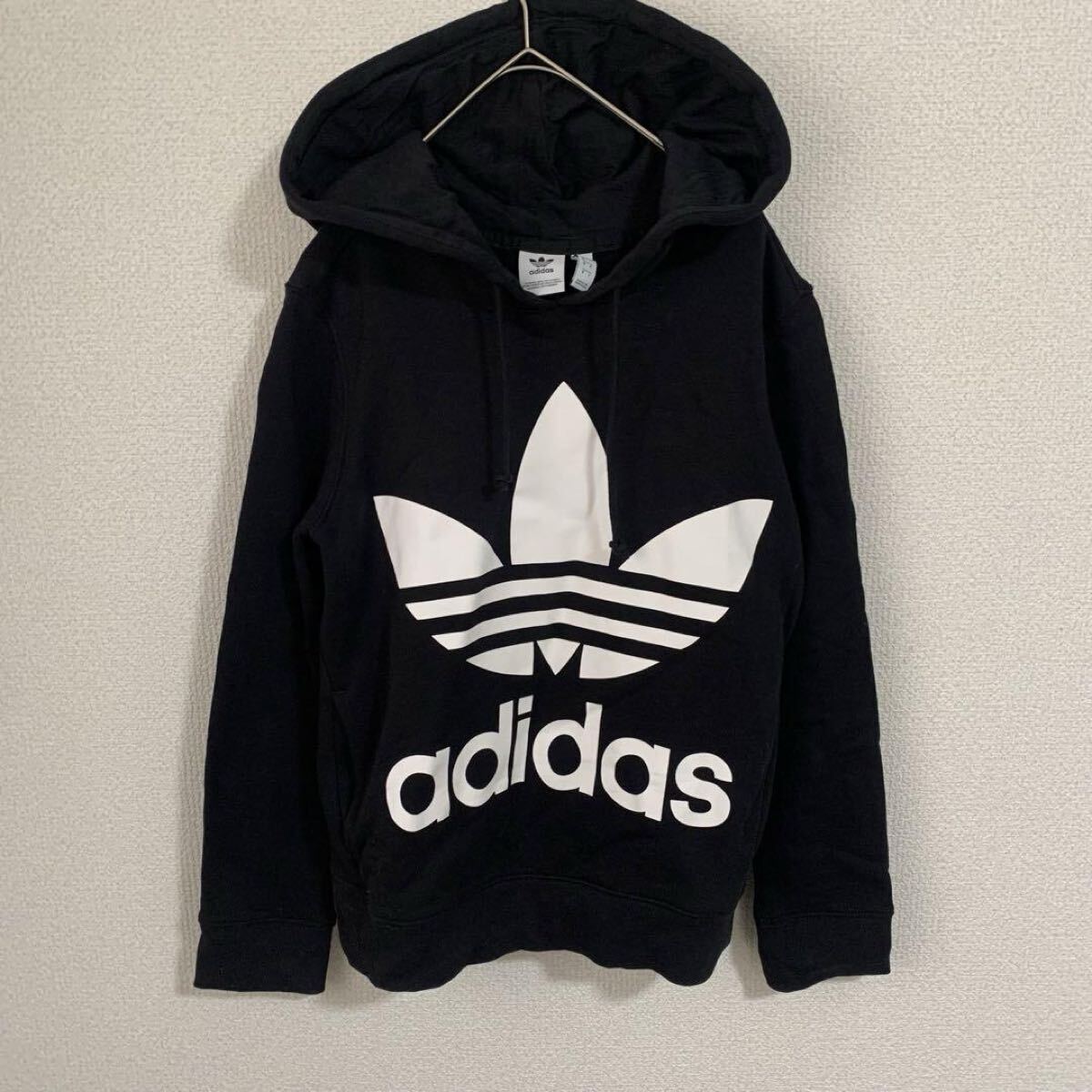【USED】adidas アディダス レディースパーカーMサイズ 黒 トレファイルロゴ大きめ プリントロゴ_画像1