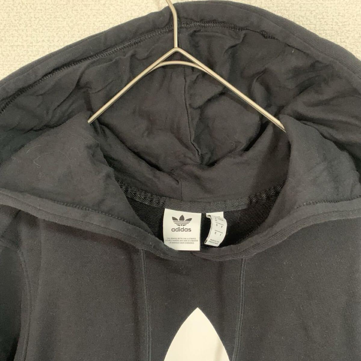 【USED】adidas アディダス レディースパーカーMサイズ 黒 トレファイルロゴ大きめ プリントロゴ_画像2