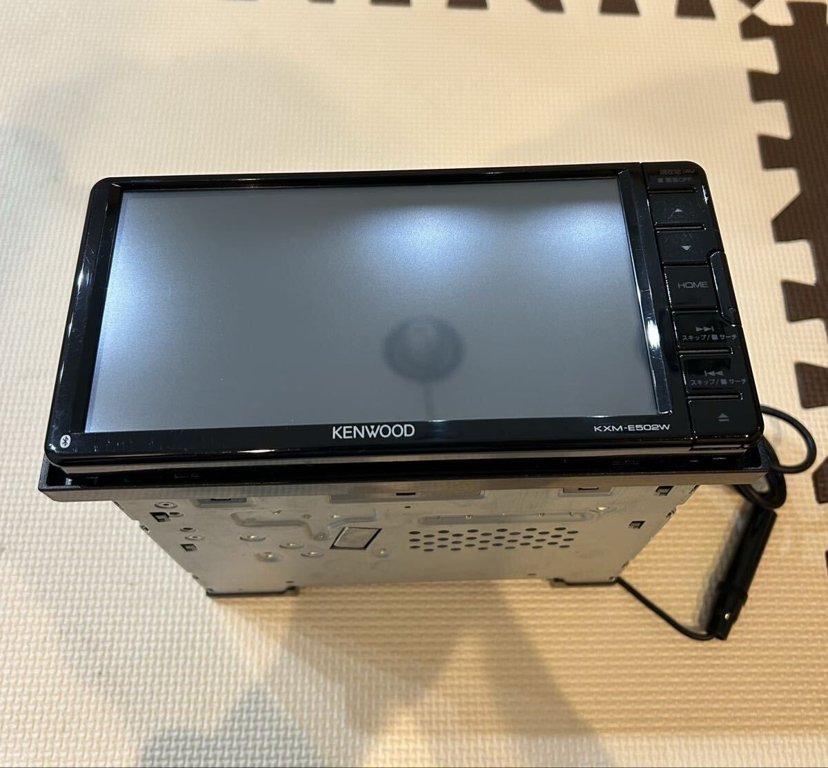 スズキ 純正 KENWOOD ケンウッド メモリーナビ カーナビ KXM-E502W 地図 2018年 DVD CD フルセグ TV SD USB Bluetooth 動作未確認 現状品_画像3