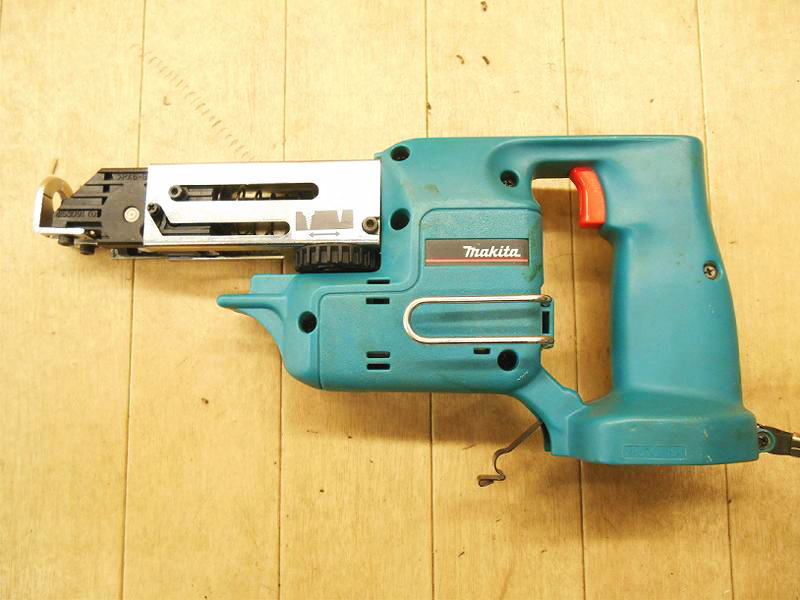 〇 makita マキタ 充電式 オートパック スクリュードライバ 6831D スクリュードライバー コードレス 本体のみ DC12V ドライバ ドライバー_画像2