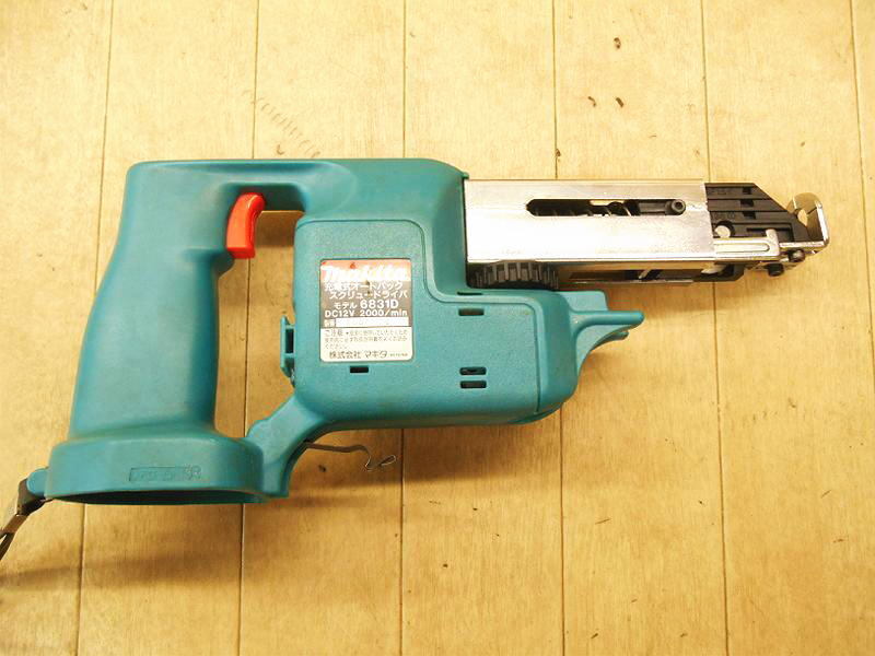 〇 makita マキタ 充電式 オートパック スクリュードライバ 6831D スクリュードライバー コードレス 本体のみ DC12V ドライバ ドライバー_画像3