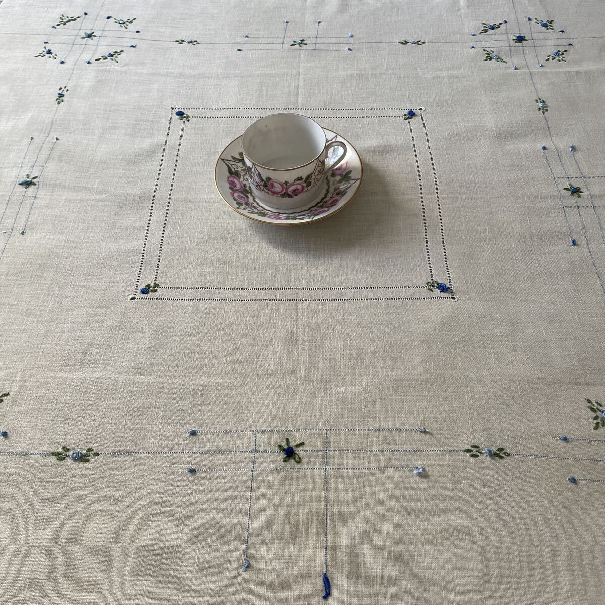 フランスアンティーク**麻生地に手刺繍の愛らしいテーブルクロス**同じ刺繍のケース付き_画像9