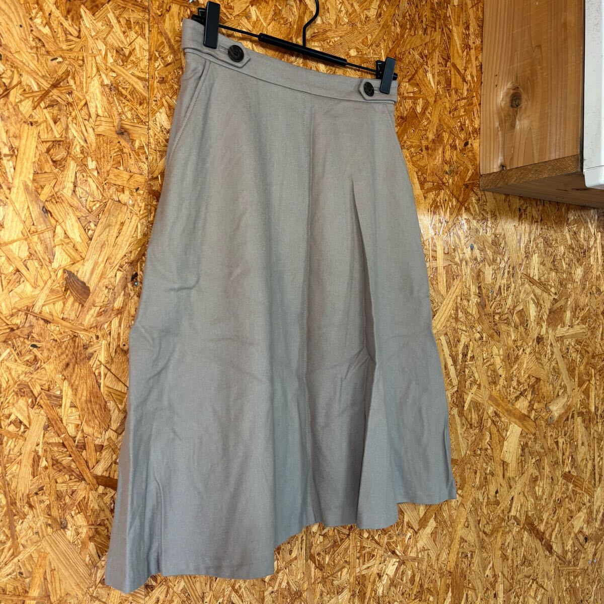 美品　UNTITLED 日本製　フレア　スカート ひざ丈 ベージュ　レディース　ボトムス　4982_画像2