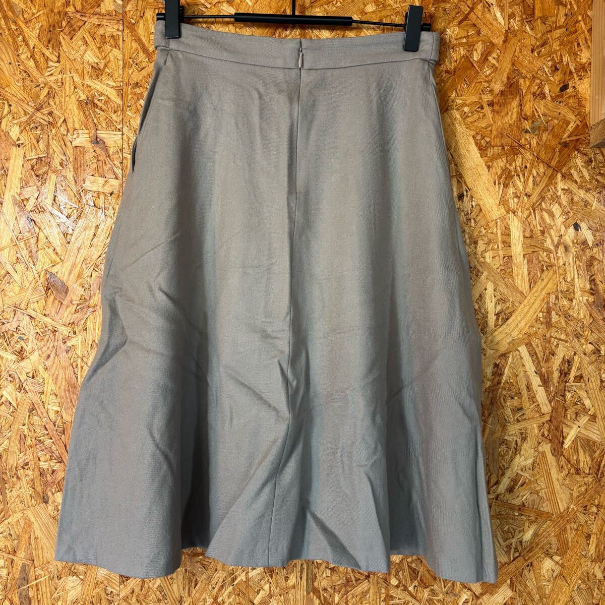 美品　UNTITLED 日本製　フレア　スカート ひざ丈 ベージュ　レディース　ボトムス　4982_画像3