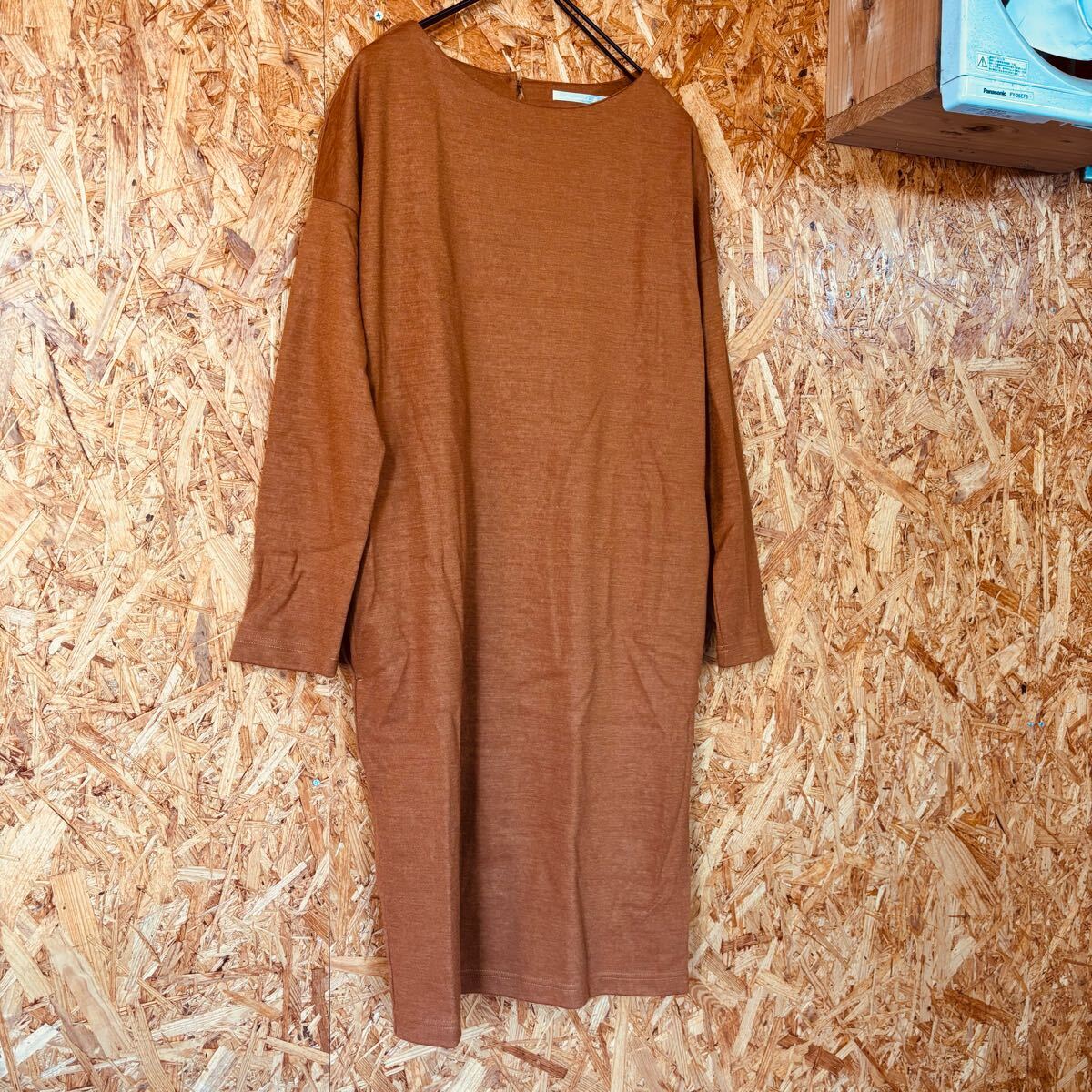 美品　URBAN RESEARCH DOORS 長袖 ワンピース ひざ丈 ポケットあり　キャメル 長袖ワンピース　4984_画像2