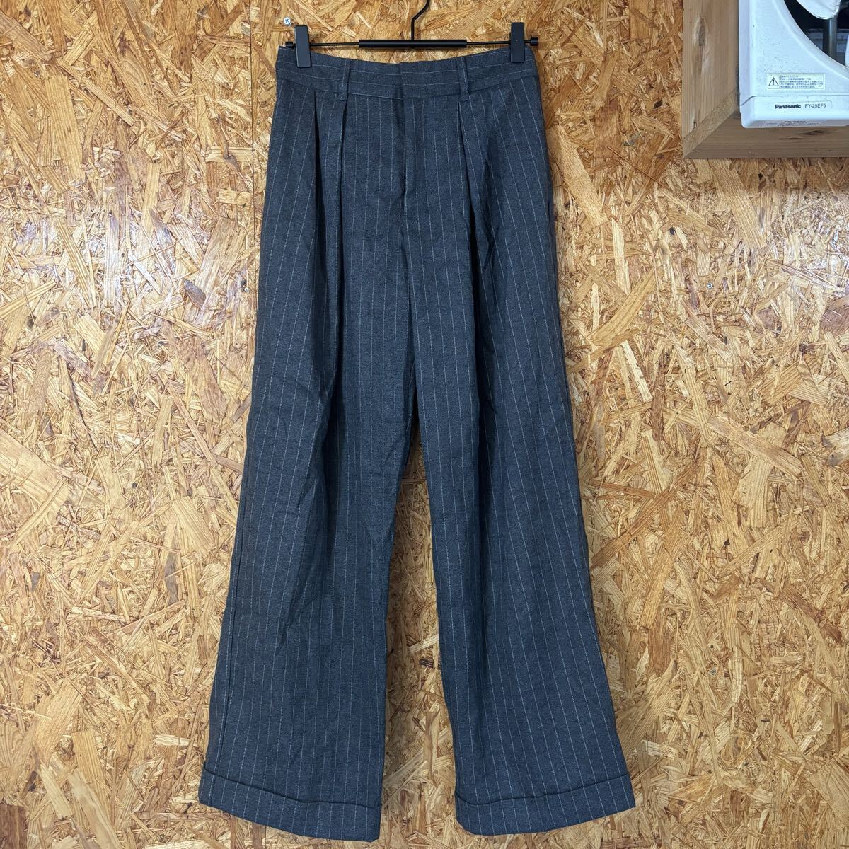 未使用　GU パンツ ストライプ タックワイドパンツ グレー レディース　Mサイズ　ボトムス　5001_画像1