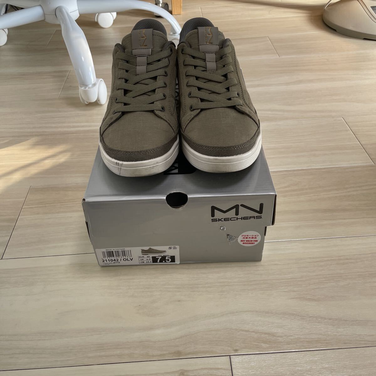 美品　スケッチャーズ　 スニーカー　サイズ25.5cm 色　カーキ　スリップイン_画像1