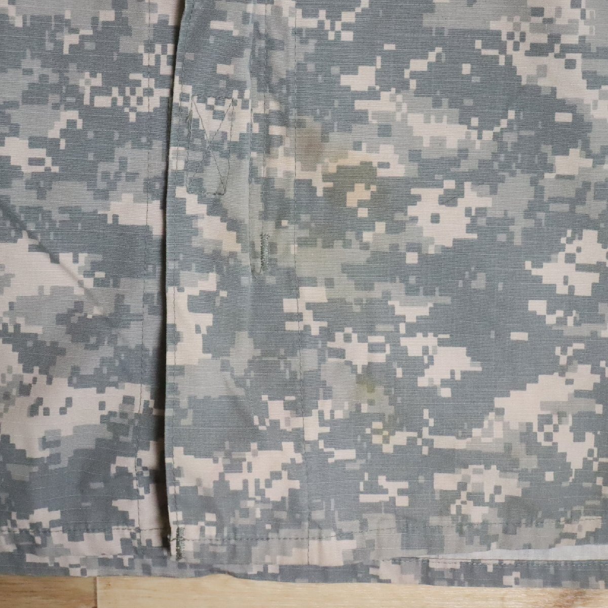 D8R/R4.30-3 アメリカ軍 米軍 U.S.ARMY ACU コンバットジャケット デジタルカモ ミリタリージャケット 迷彩 M 軍モノ 実物_画像3