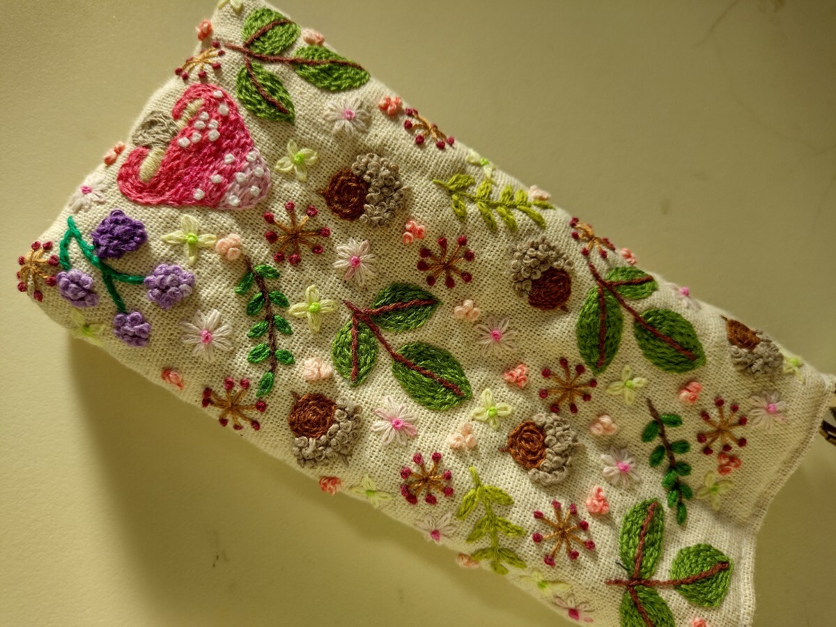 手刺繍 ハンドメイド スマホポーチ スマホケース 眼鏡ケース メガネケース グラスケース 両面 手刺繍 ハリネズミ きのこ どんぐり_画像8