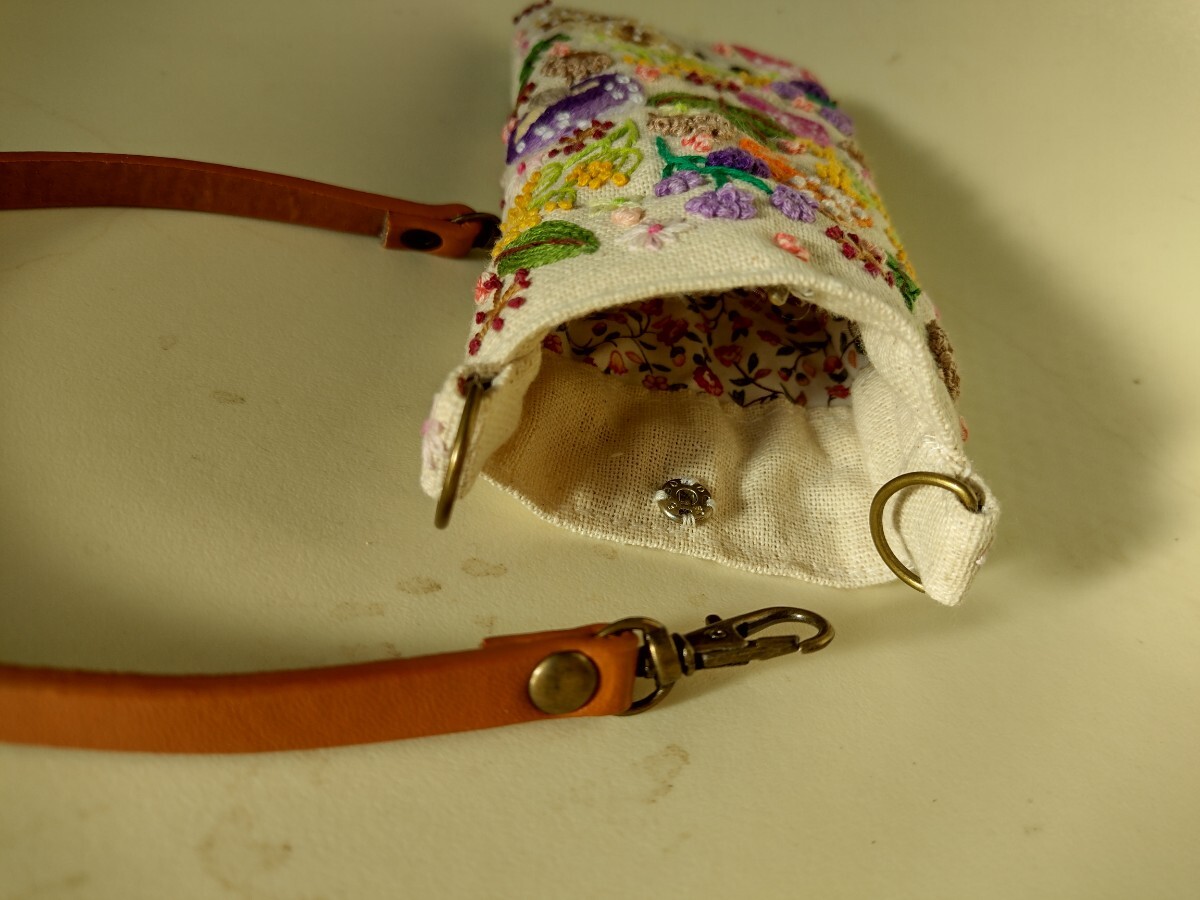 手刺繍 ハンドメイド スマホポーチ スマホケース 眼鏡ケース メガネケース グラスケース 両面 手刺繍 ハリネズミ きのこ どんぐり_画像9