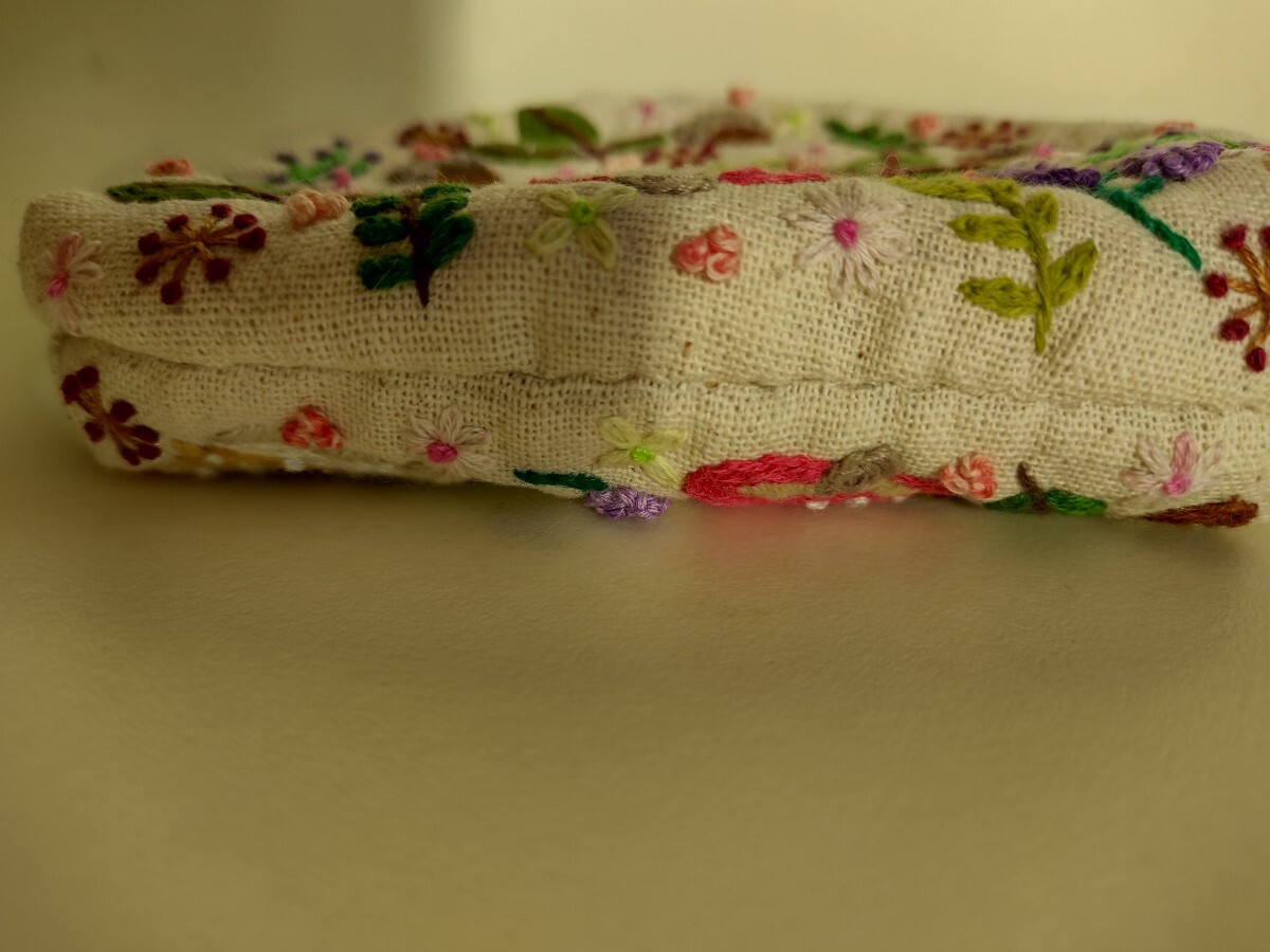 ハンドメイド　小物入れ　おむすびポーチ　両面手刺繍　コインケース　 きのこ　秋　 刺繍ポーチ　ハリネズミ　 小銭入れ_画像7