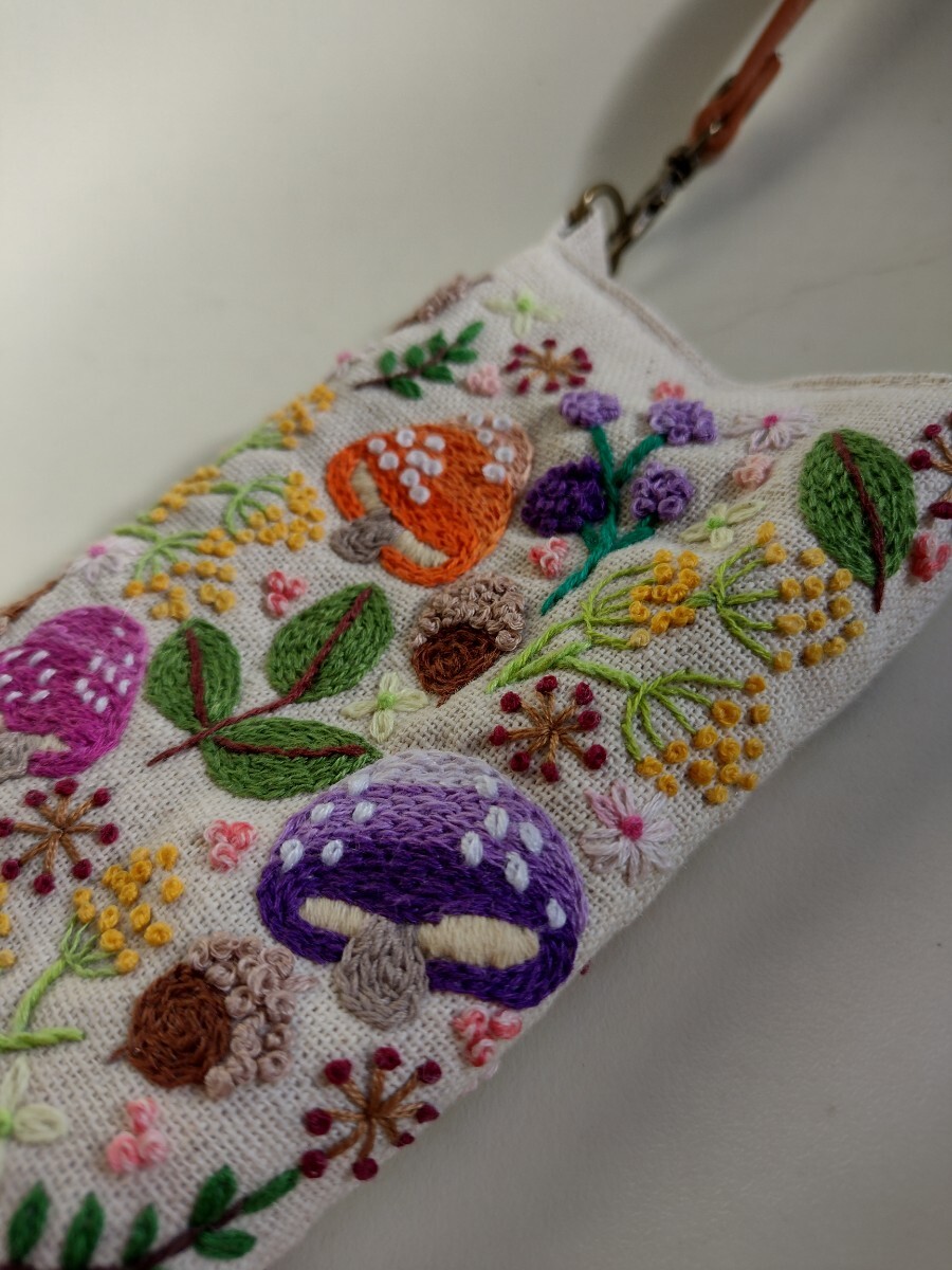 手刺繍 ハンドメイド スマホポーチ スマホケース 眼鏡ケース メガネケース グラスケース 両面 手刺繍 ハリネズミ きのこ どんぐり_画像4