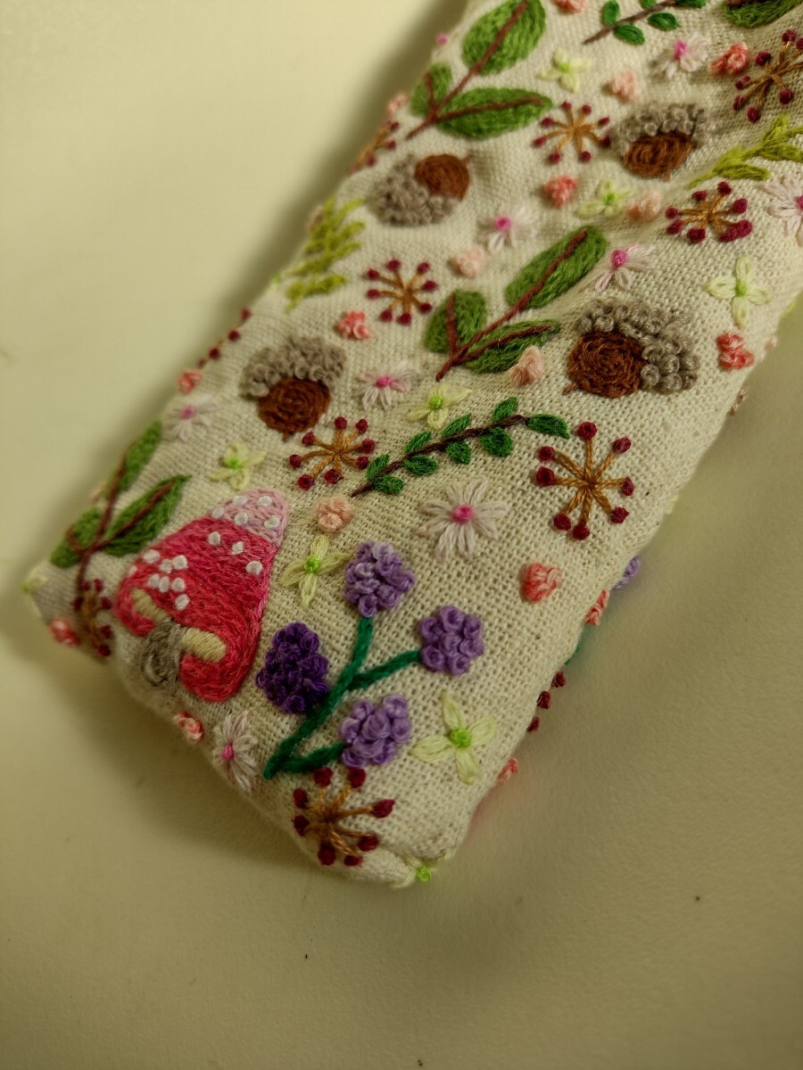 手刺繍 ハンドメイド スマホポーチ スマホケース 眼鏡ケース メガネケース グラスケース 両面 手刺繍 ハリネズミ きのこ どんぐり_画像5
