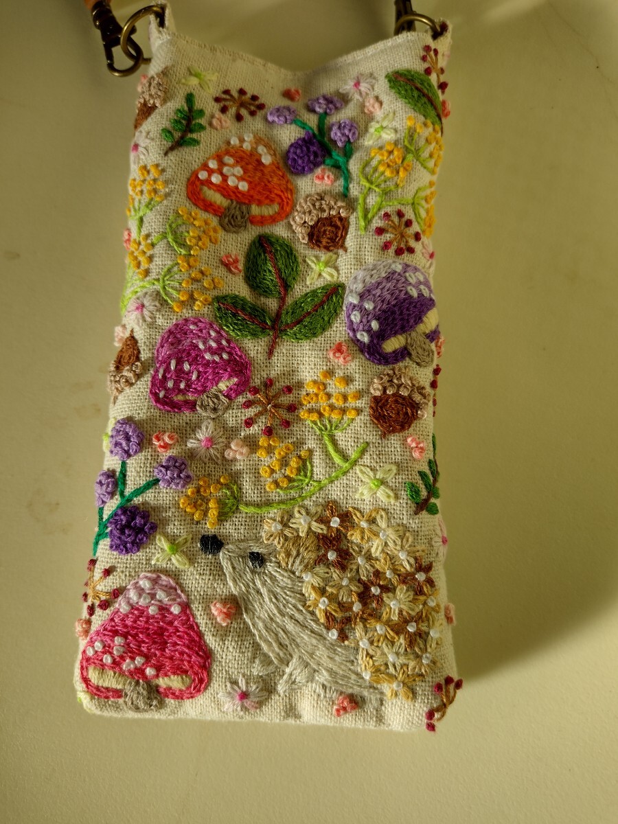 手刺繍 ハンドメイド スマホポーチ スマホケース 眼鏡ケース メガネケース グラスケース 両面 手刺繍 ハリネズミ きのこ どんぐり_画像7