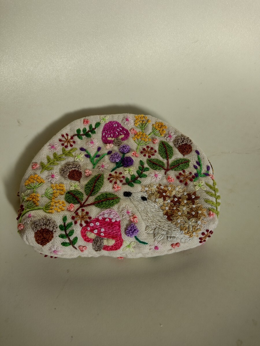 ハンドメイド　小物入れ　おむすびポーチ　両面手刺繍　コインケース　 きのこ　秋　 刺繍ポーチ　ハリネズミ　 小銭入れ_画像1