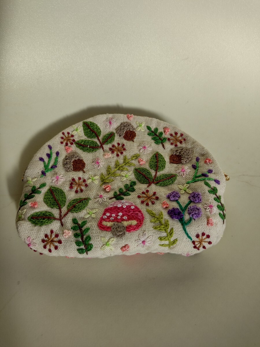 ハンドメイド　小物入れ　おむすびポーチ　両面手刺繍　コインケース　 きのこ　秋　 刺繍ポーチ　ハリネズミ　 小銭入れ_画像2