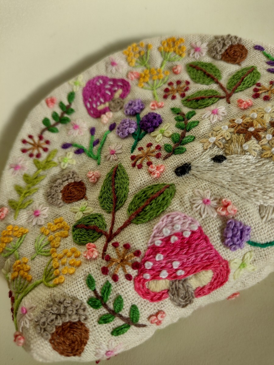 ハンドメイド　小物入れ　おむすびポーチ　両面手刺繍　コインケース　 きのこ　秋　 刺繍ポーチ　ハリネズミ　 小銭入れ_画像4