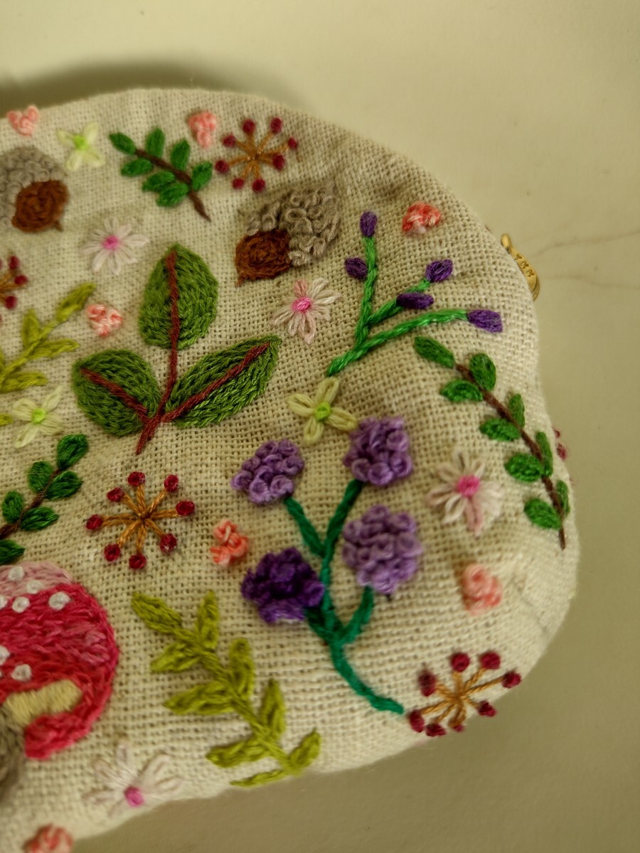 ハンドメイド　小物入れ　おむすびポーチ　両面手刺繍　コインケース　 きのこ　秋　 刺繍ポーチ　ハリネズミ　 小銭入れ_画像5